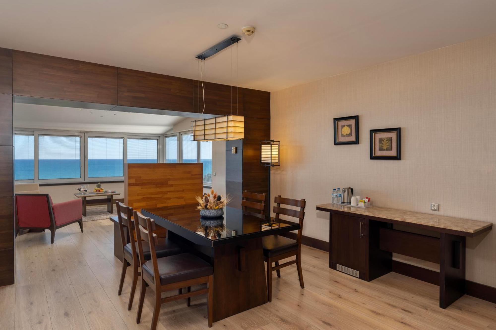 Grand Suite with Hot Tub and Terrace with Sea View (3 adults + 1 child)